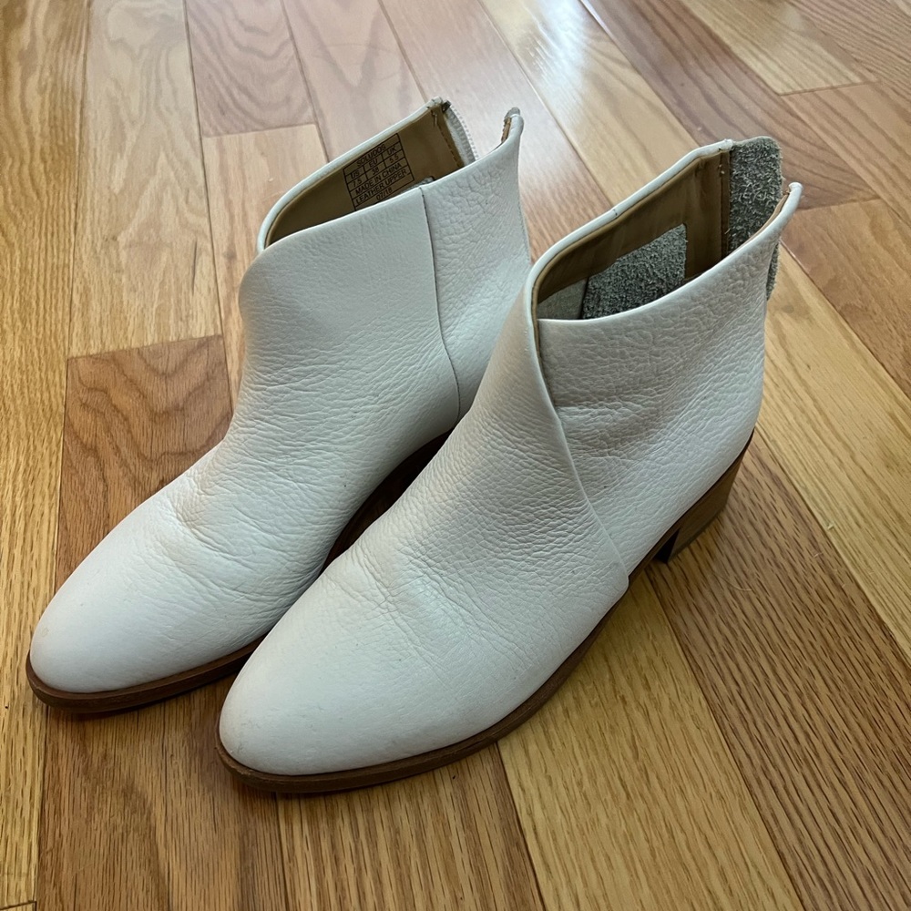 Size 7.5 white Soludos booties